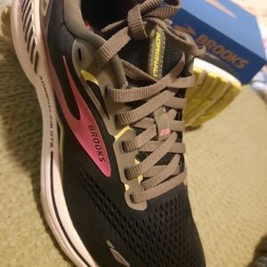 Brooks Women's Sneakers - Black, Pink, and Yellow